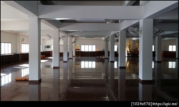 สถานที่จัดเป็นห้องสมุดคือห้องภายใต้ฐานพระ 