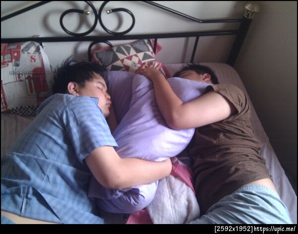 @pingz กับ @ZephyThor นอนปี้กันยามเช้าที่ Singapore ครัฟ