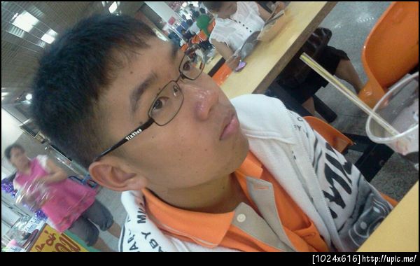 กรี๊ดดดดดดด @minzkung ใส่แว่น >..<