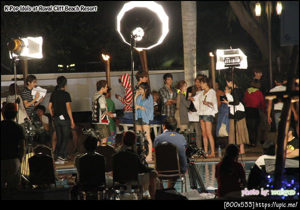 มื้อดึก(สังเกตที่มือแต่ละคน)