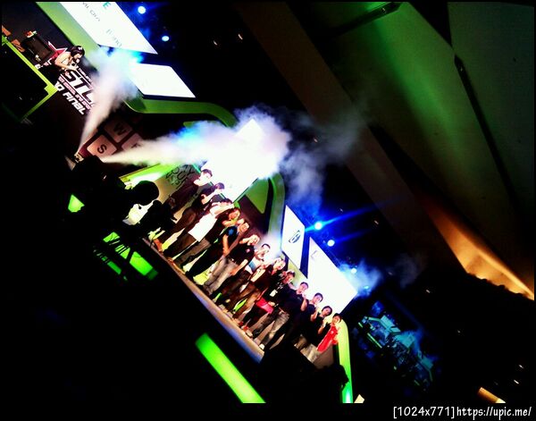 คุณพี่คนที่หกจากซ้ายยืนผิดมุมรึเปล่าเนี่ย