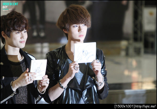 [Pic] 120525 Sehun @ Yeongdeungpo Fansign [IRIDESCENT BOY] 3P