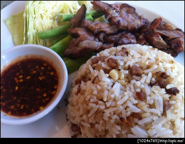 ข้าวผัดหมูกระเทียมเนื้อย่าง ที่ kalpapruek น่ากินมวาาาาก