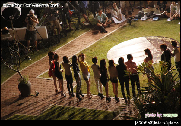 Lizzy หันมาโบกมือทักทายแฟนๆ