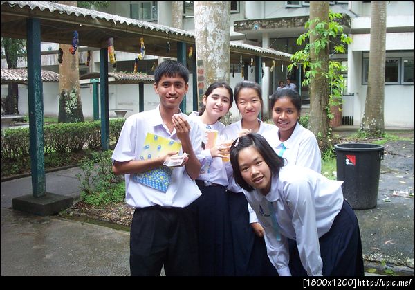 ทางเชื่อมตึก 6-7 แต่ก่อนเป็นซุ้มแบบเสาค้ำสองข้าง มีต้นเข็มแนว https://lh4.googleusercontent.com/-81_2tQlq_rs/USTONKEd6eI/AAAAAAABKCE/v2IIs5sDXRQ/s509/C360_2013-02-19-12-36-08.jpg #STPSUFact