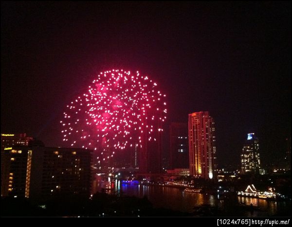 ดูพลุจากตึก กสท บางรัก happy birthday นะทุกคน