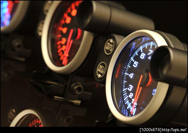 เกจวัดรอบ defi 80 มิล ไฟแดง และไฟฟ้า พร้อมไฟชิปไลท์ 11000 rpm