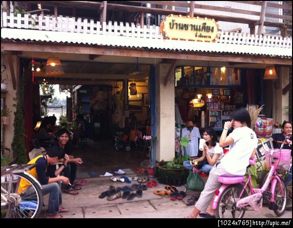 คืนนี้พักที่ "บ้านชานเคียง" บ้านแนวมากมาย