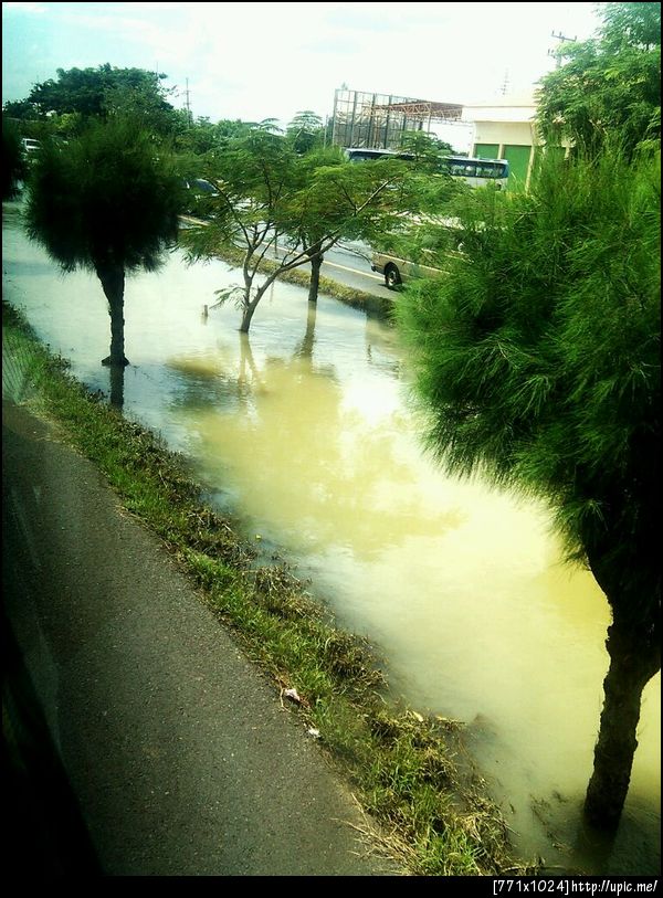 ประโยชน์ของถนนสี่เลนที่มีคูตรงกลาง #thaiflood