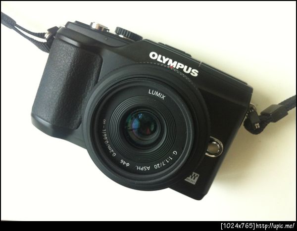 Olympus E-PL2 ติด 20/1.7 แล้วดูหล่อจริง