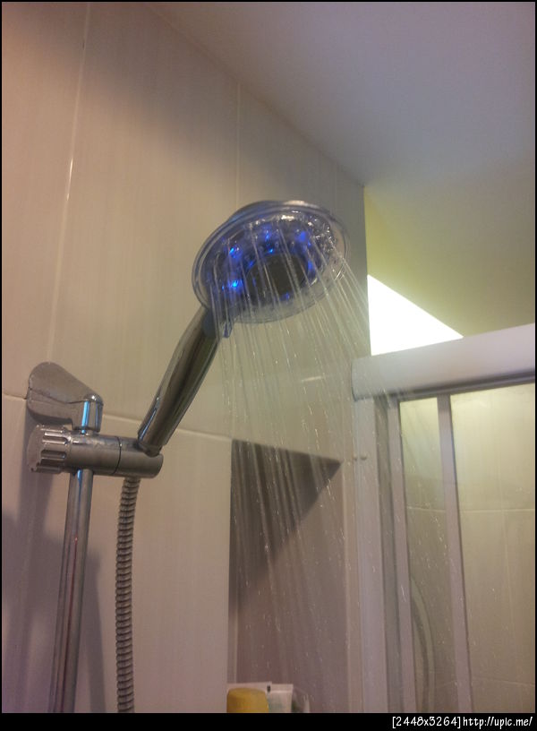 ฝักบัว LED เปลี่ยนสีตามอุณหภูมิน้ำ อาาาา ฟิน