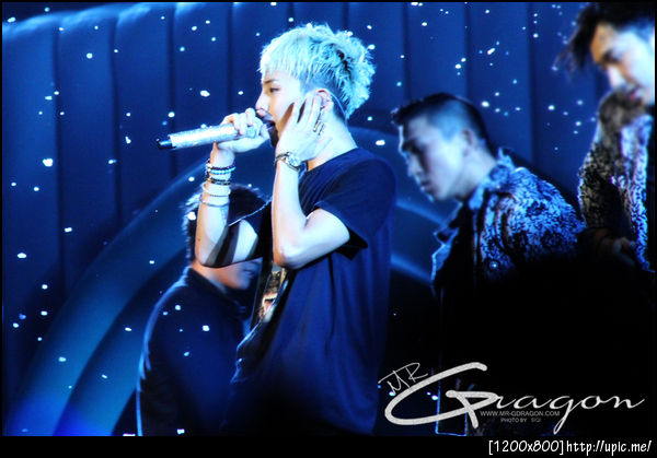 มีไม่กี่คนหรอก ใส่เสื้อยืดธรรมดาก็ดูดี >///<  #GD 