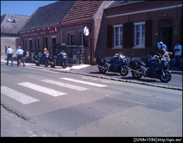 now the police are here #tdf