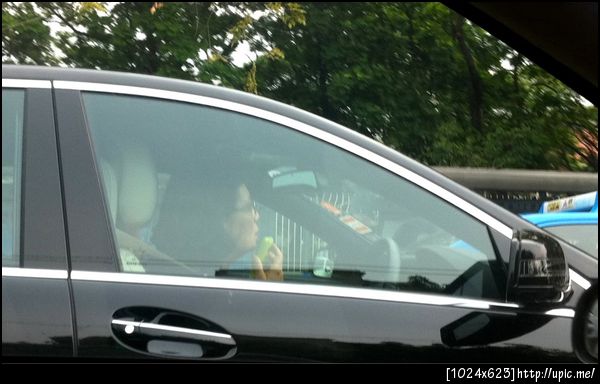 ป้ารุ่นใหญไฮโซวขับเบนซ์ คุย walky-talky ตลกดี