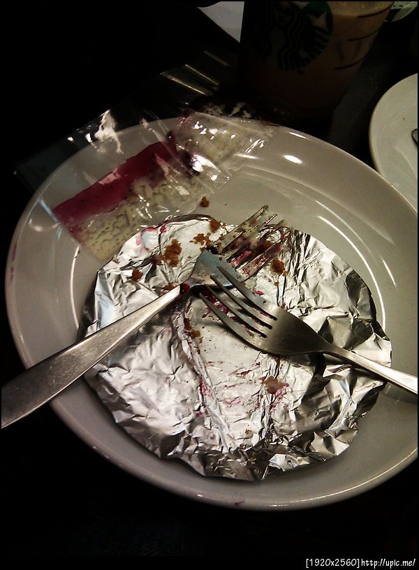 ซากอารยธรรมเค้กแมงดาวเมื่อวาน.... อาาาาา อยากกิน strawberry fresh cream จัง ~*