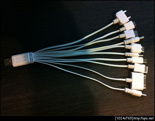 สาย universal USB ที่ให้มาพร้อม mobilebooster มีถึง 10 หัวเลยทีเดียว ครบจริงๆ