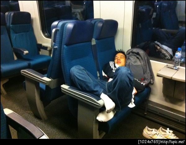 แอบถ่ายน้องชายหลับบนรถไฟ