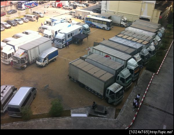 กองทัพรถทีมถ่ายหนัง Hollywood เรื่อง The Hangover 2 จอดกันตรึมที่ กสท บางรัก