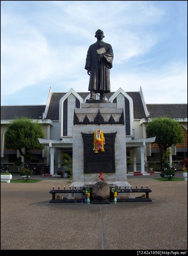 ลานพระบิดา... ที่ซึ่งเด็ก ม.6 (รุ่นเรา)จะมาบนบานศาลกล่าวให้เอ็นท์ติด และมารวมพลนั่งเล่นกันตอนดึกๆ ดื่นๆ ในวันบายเนียร์... #STPSUFAct