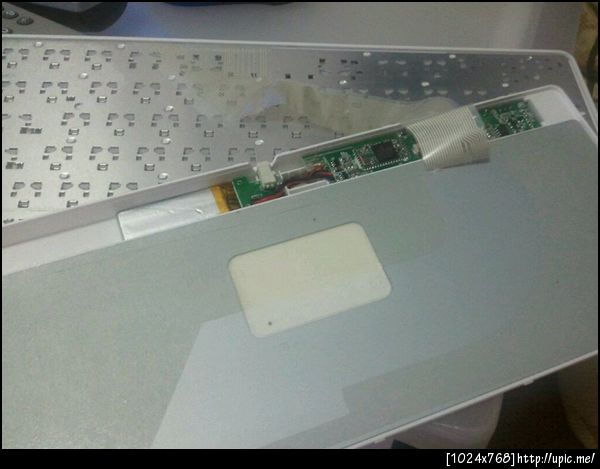 ข้างในแค่เนี้ย เหอๆ BCM2042 bluetooth soc กับ 8x14 keypad encoder