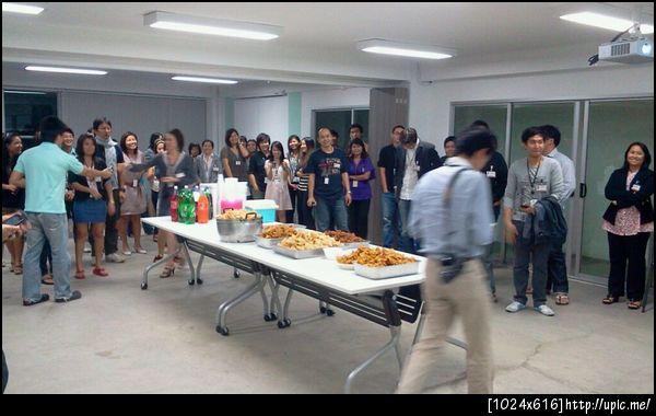 คือไม้ได้สนใจคนหรอกนะ ไอ้ที่อยู่บนโต๊ะมันดึงดูดใจ