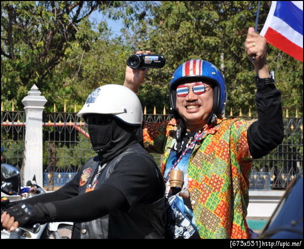 " สีมัคคา = สามัคคี " พี่ดักแด้เขาว่าอย่างนั้น