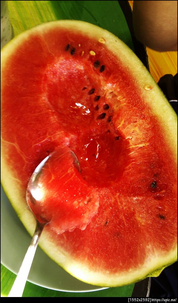 แดงกำลังถูกกลืนกิน