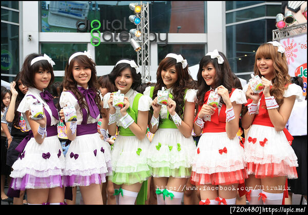 เอาใจพี่มิกซ์ไปเลยจ้า น้องนิ๊กแน๊ก ติดตามผลงานน้องเค้าจากโฆษณา เจเล่ บิวตี้ได้เลยนะครับ (คนซ้ายสุด)