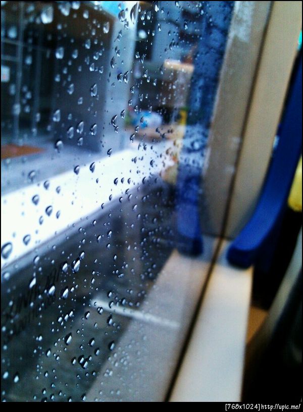 ฝนตกที่หน้าต่าง