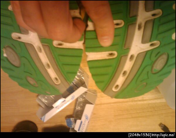 where the ovals are green on the right foot the should be gray like the left.