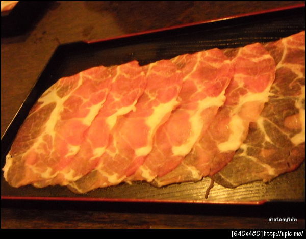 เนื้ออีกจาน ในร้านมีเนื้อสามส่วน