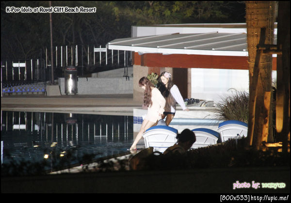 ฮยอนอาและฮาราที่แอบวิ่งเอาเท้ามาเขี่ยน้ำเล่น