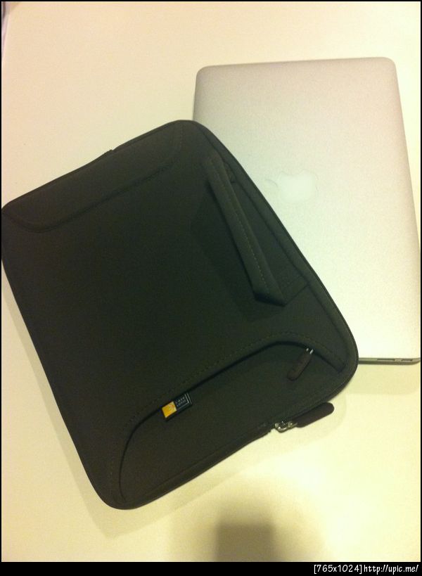 ซื้อซอง/กระเป๋าของ caselogic แบบใส่ netbook 7-10" มาใส่ MacBookAir 11 ได้พอดีเลย เหมาะจริงๆ