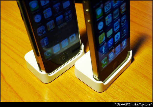 เปรียบเทียบแท่นวาง iPhone Classic เมื่อใช้กับ iPhone4 เหมาะจริงๆ cc: @Unlock_zipboy