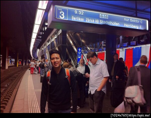 รอรถไฟเข้าเมือง Zurich HB