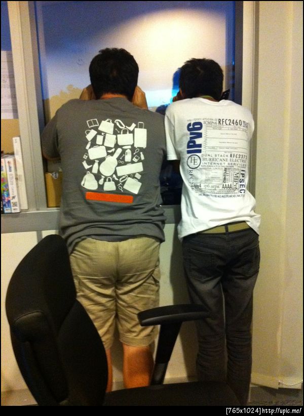 แอบถ่าย สองหนุ่ม มุงอะไรกันหว่าาาา อิๆ @tapecom @sfalpha