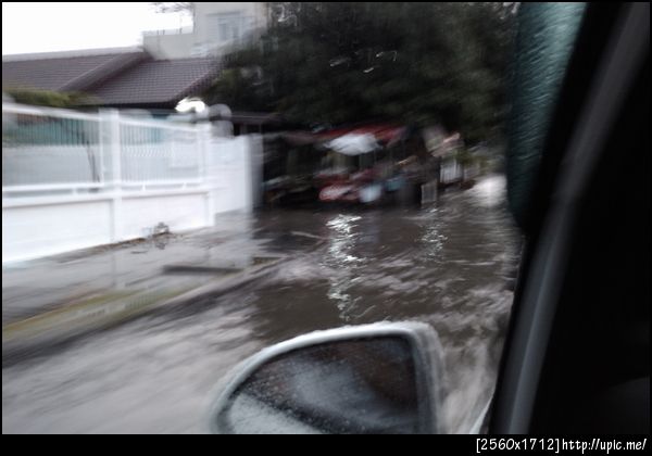 ท่วมไปหมดทั้งซอยเลยง่ะ