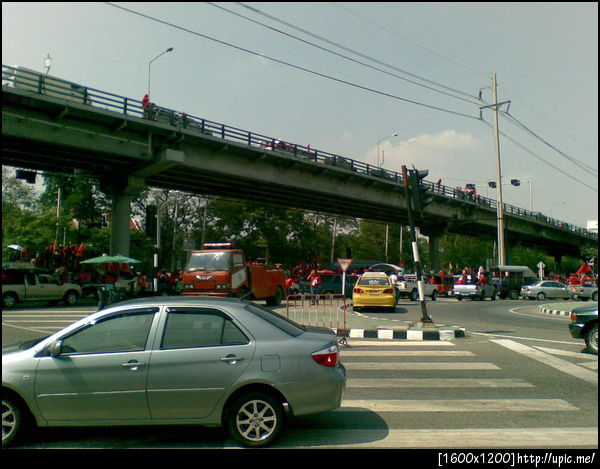 บนสะพานยังนิ่งสนิท, ยังมีนิสิตบางคนใส่ชุดนิสิตเดินเข้า ม. อยู่เลย วันนี้ยังมีคนสอบอยู่?