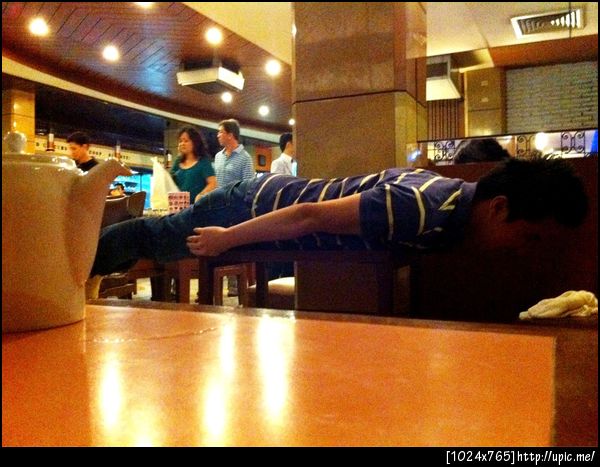 กินเสร็จก็ทำ planking บนโต๊ะเลย #newlight siam