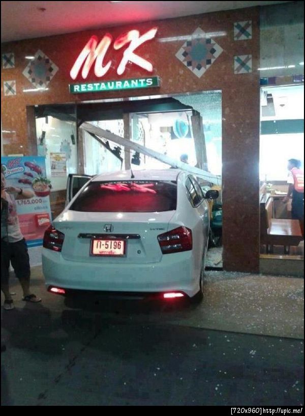 พึ่งรู้ว่า MK เปิดให้บริการ Drive-Thru แล้วนะเนี่ย อิๆ