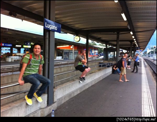 นั่งรอ รถไฟ delay อย่างเซ็ง ปกติระบบขนส่งที่นี่ตรงเวลาแบบสุดๆ ไม่รู้ขบวนนี้เป็นไร กรำเจง