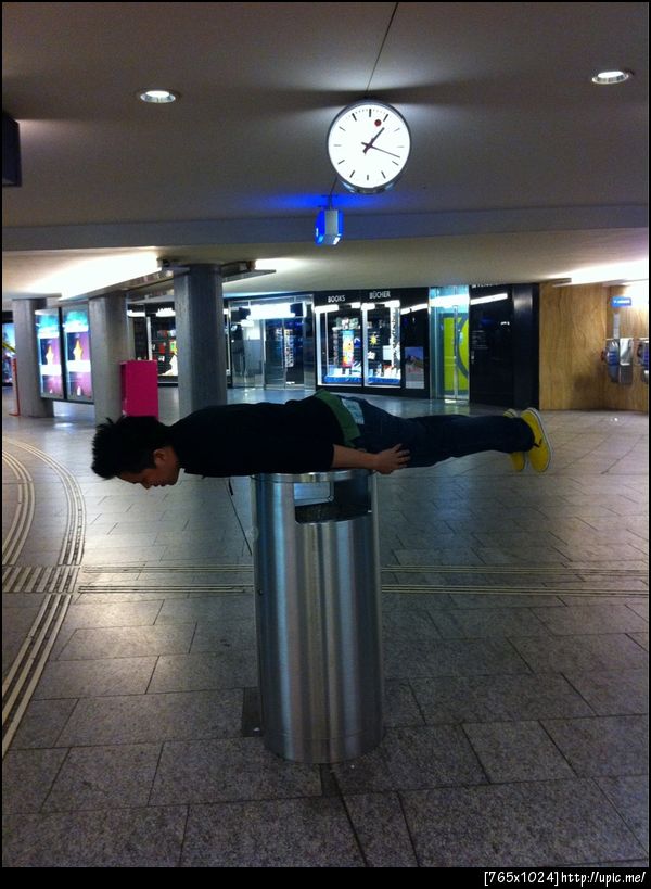 ต้องนอนค้างที่สถานีรถไฟที่ Bern เลยต้องจัดท่ายากหน่อย