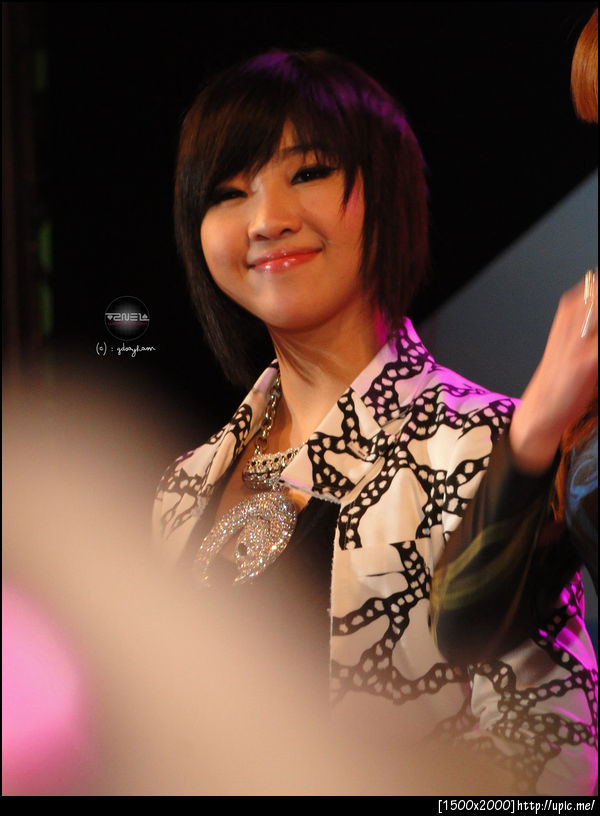110405 - MINZY (c):gdsayham | MINZY LOOKS AT MEEEEEEE!!!!!! AND GIVE ME HER SMILEEE!!!!!! AKKKKK~
