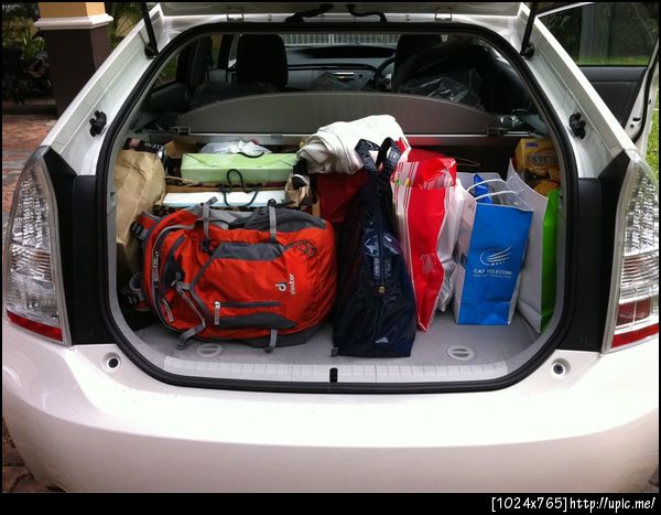 ท้าย Prius หลังยัดของเด็ดแม่จนเต็ม