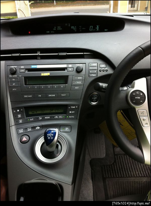 แผง console Prius โคงเว้าเซ็กซี่