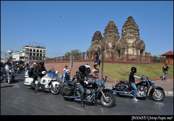 มีไบค์เกอร์สาวมาด้วย..เห็นป่ะ