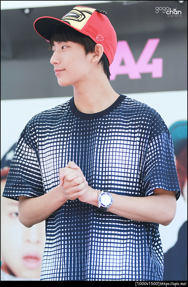 กุมมือ ตัวเอง หันข้าง หมวก