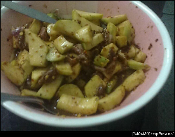 เคยกินแต่ยำมะม่วง ที่เป็นเส้นๆ อันนี้ทั้งชิ้นเลย