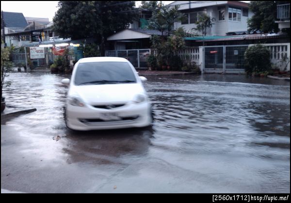 น้ำท่วมหน้าบ้านเลยง่ะ