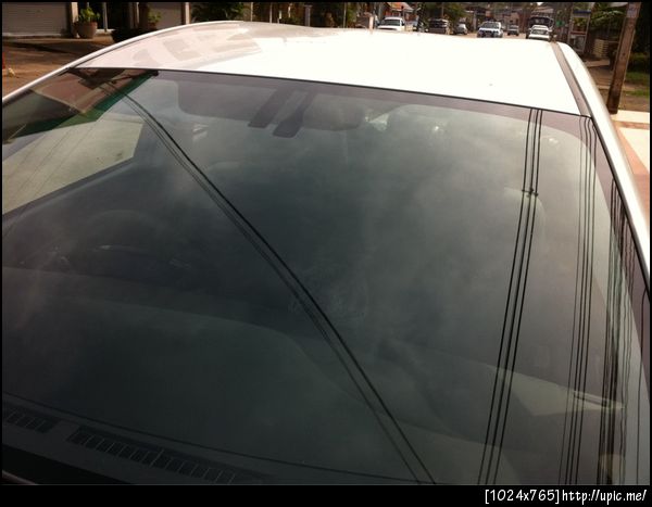 หลังคา Prius จะหยักๆ คลื่นๆ บุ่มๆ เพื่อความลู่ลม ดูแปลกตาดี